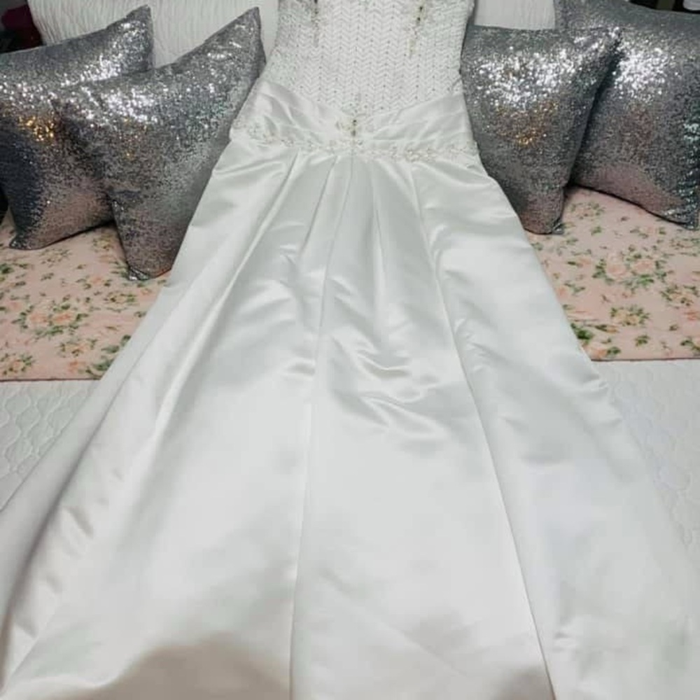 Elegant White Wedding Dress